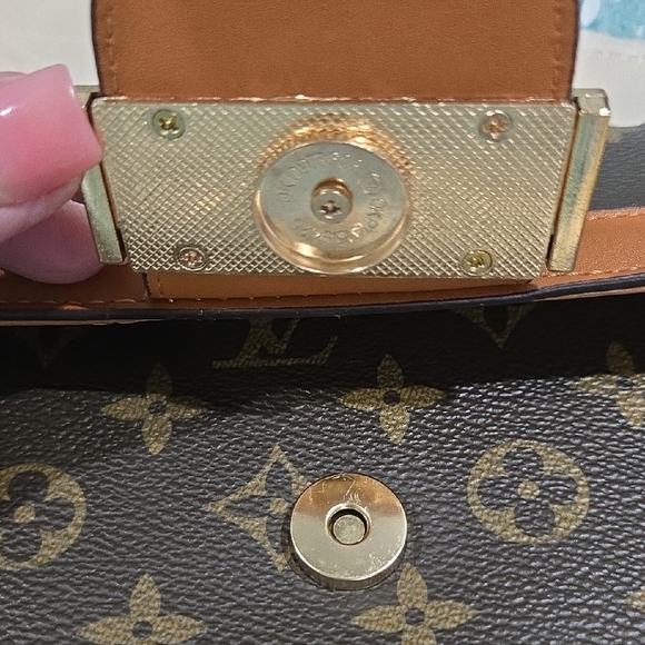 Elegant Brown Crossbody Bag with Chain Strap - Picture 2 of 5